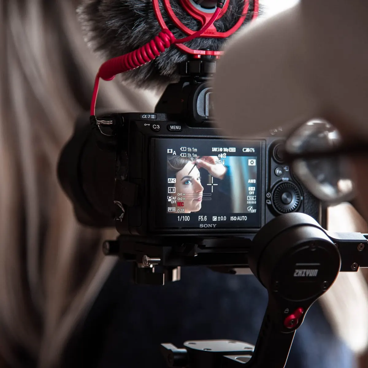 Caméra et micro de Liryc Studios pendant un tournage, écran de contrôle allumé