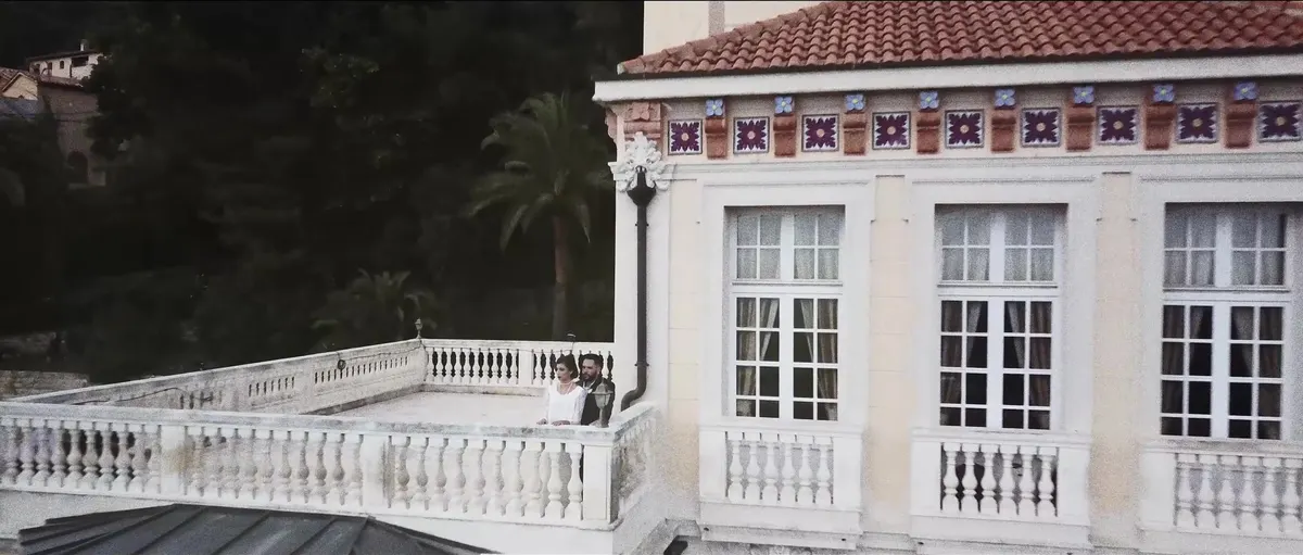 Vue aérienne par drone d'une villa et de sa terrasse