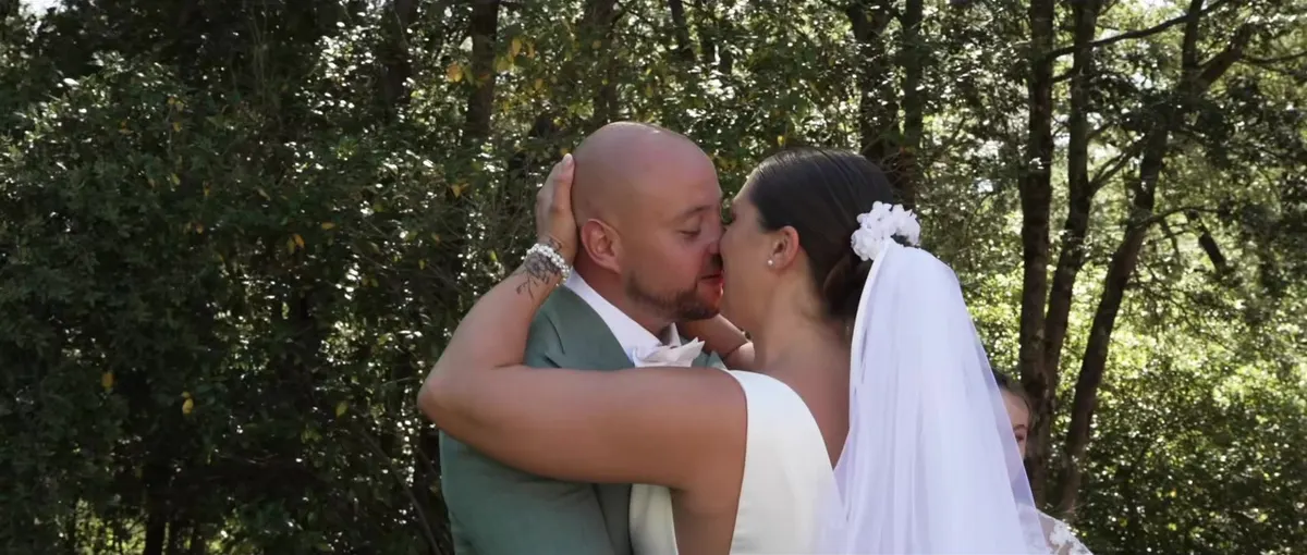 Roxane et Thomas s’embrassent sous les arbres