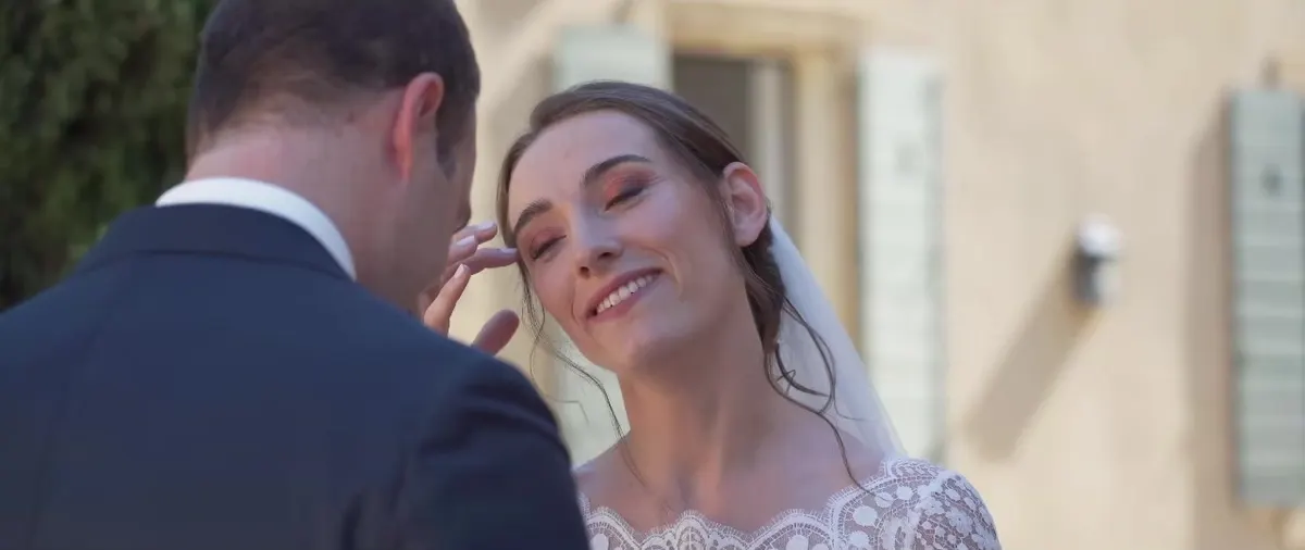Claire sourit, le regard tourné vers Colin, le jour de leur mariage