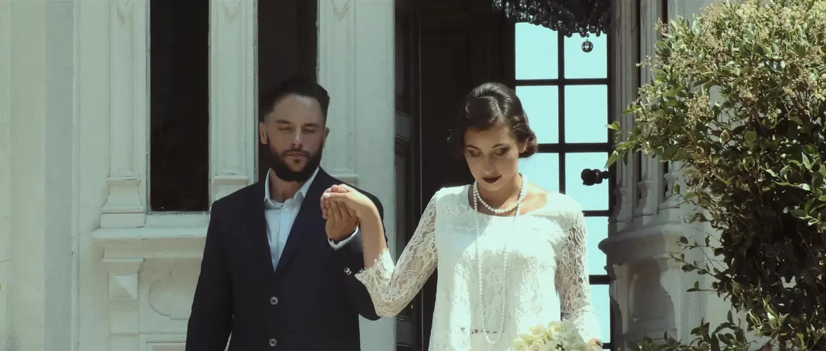 Les mariés sortent main dans la main d'une villa Belle Époque, film Coco Elopement