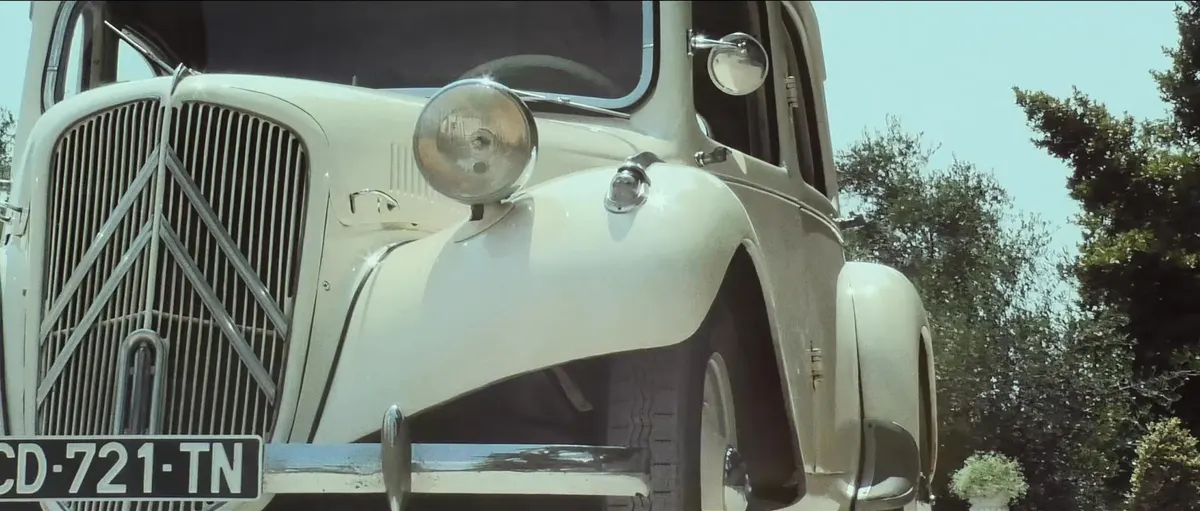 Calandre d'une Traction ancienne blanche sous les oliviers