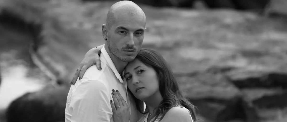 Laura blottie contre Florent, en noir et blanc
