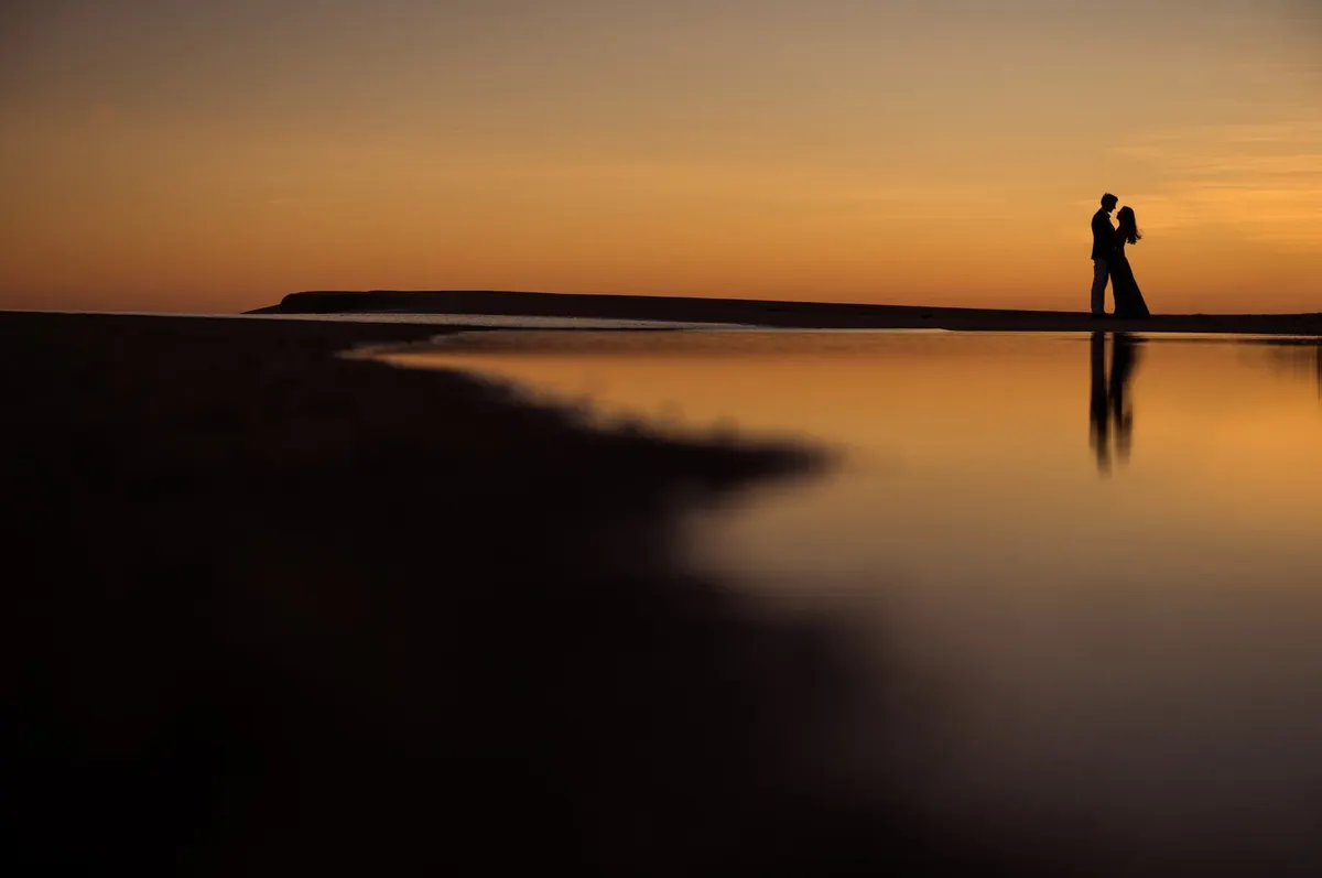 Les mariés au bord de l'eau au coucher du soleil, dans le Var