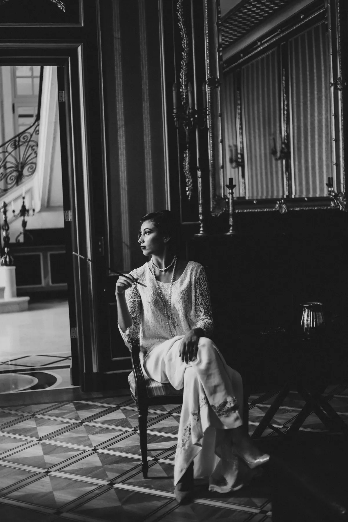La mariée dans un salon de château, pays grassois, en noir et blanc