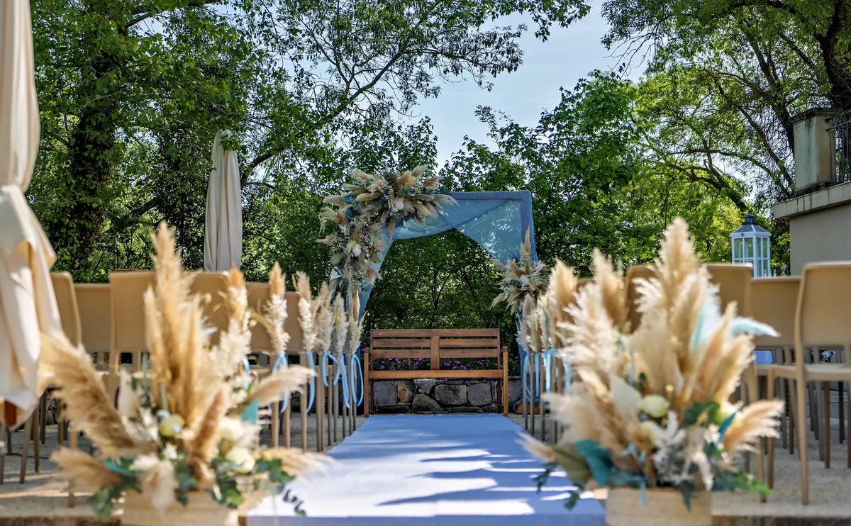 Allée de cérémonie laïque bordée d'herbes de la pampa et de fleurs séchées