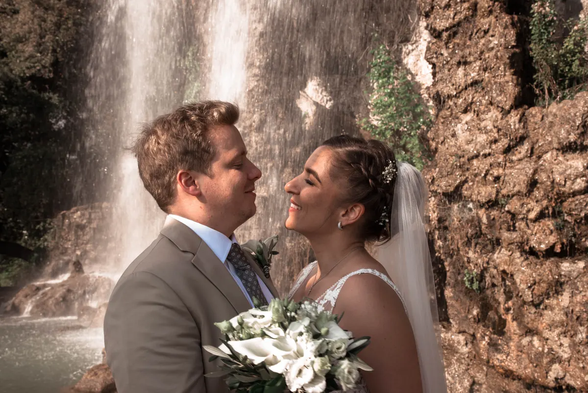 Audrey et Ben se regardent devant une cascade