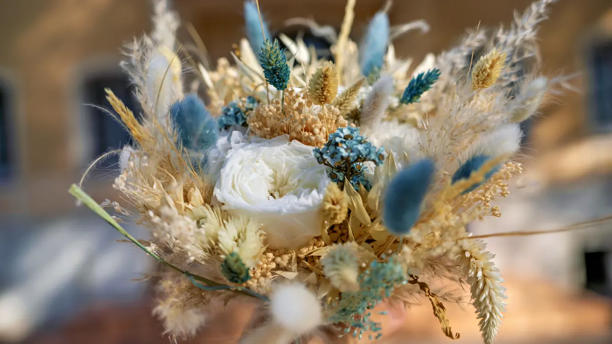 Bouquet de fleurs séchées aux tons bleus, ocre et crème