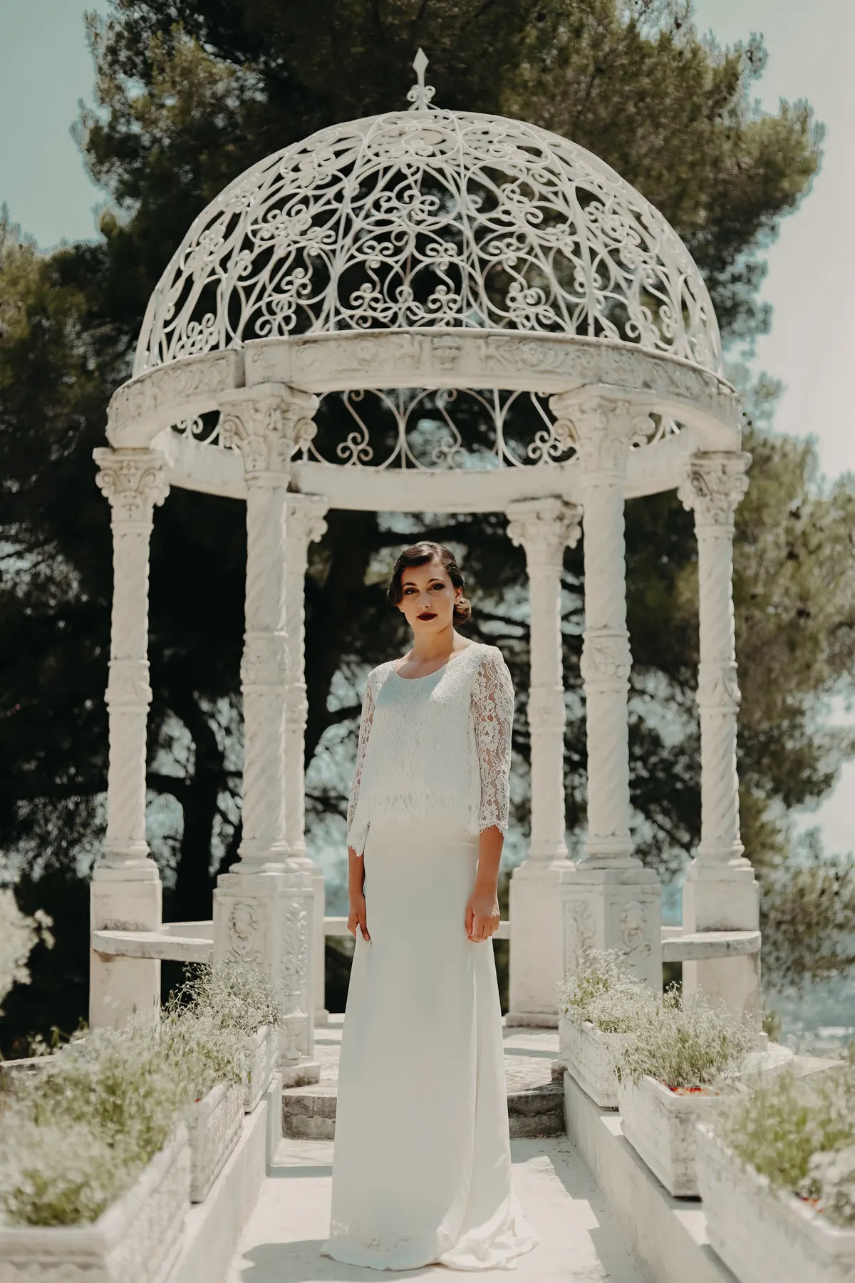 La mariée sous un kiosque en fer forgé blanc