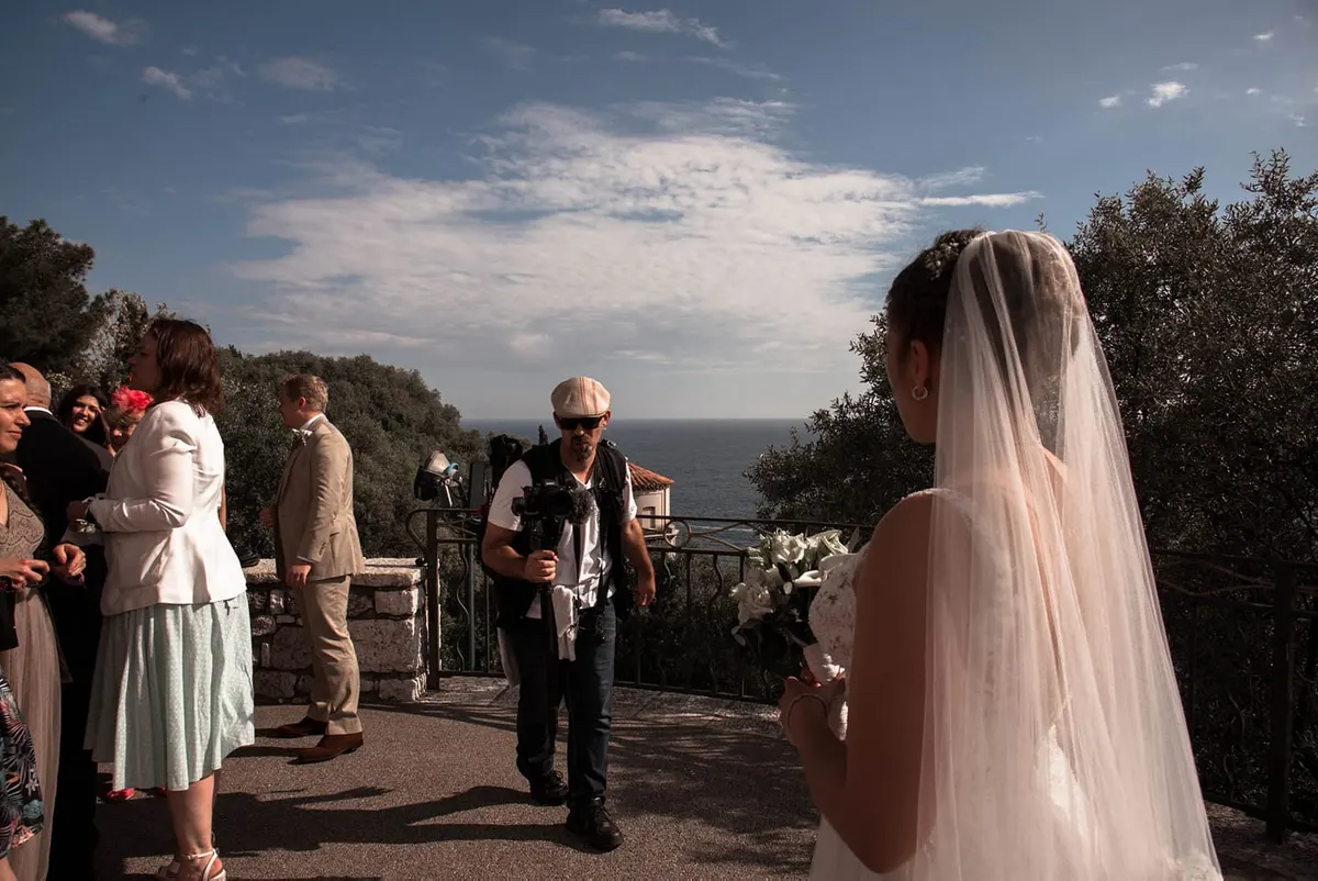 Cyril Mallia filmant un mariage au stabilisateur, sur une terrasse face à la mer