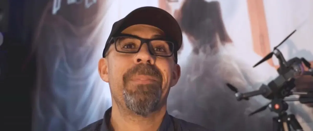 Cyril Mallia, sourire face caméra, dans sa vidéo de présentation